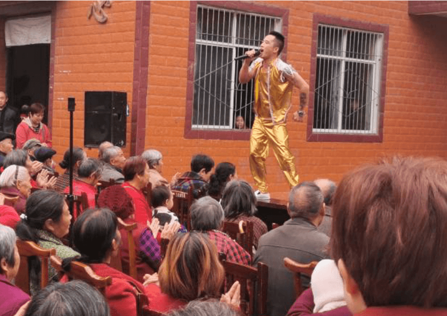 李嘉玥:吹响“敬老文明号”,共庆重阳情意浓