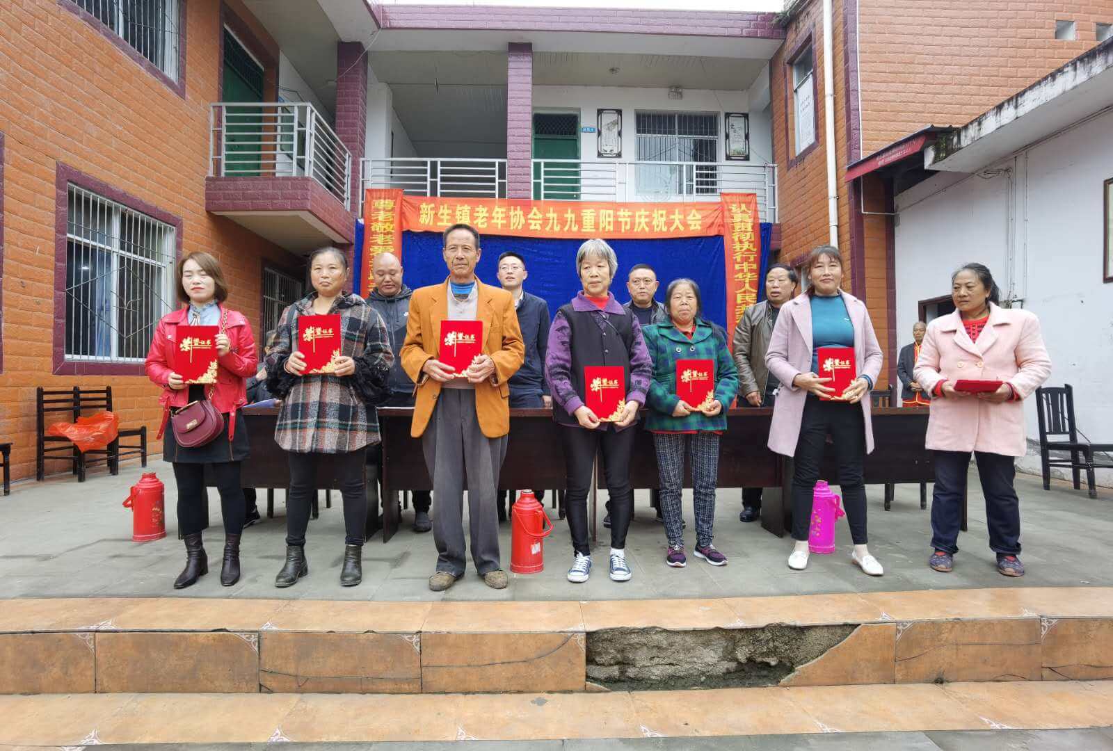 李嘉玥:吹响“敬老文明号”,共庆重阳情意浓