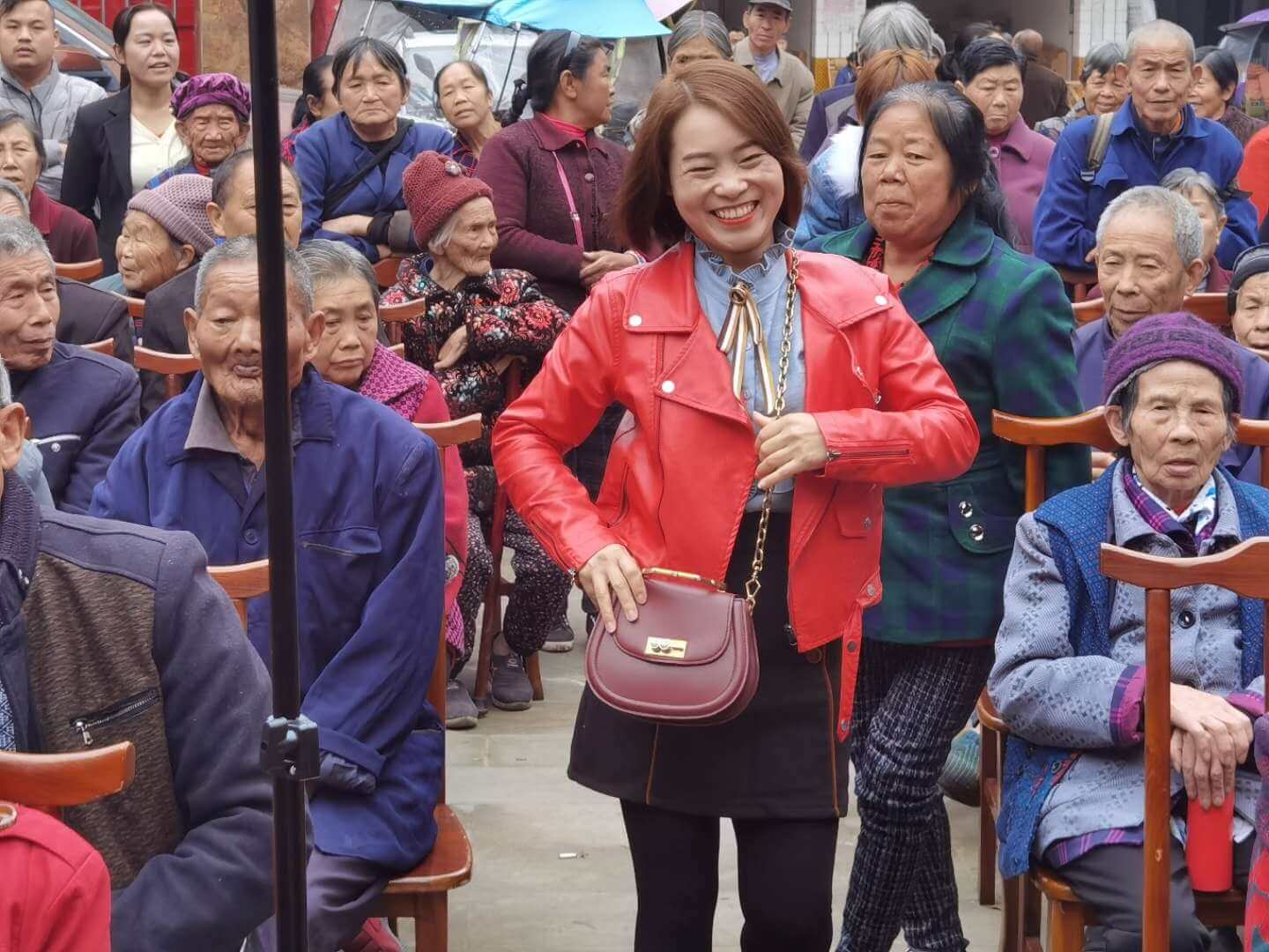 李嘉玥:吹响“敬老文明号”,共庆重阳情意浓