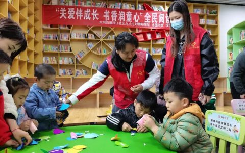 丹江口市图书馆开展“关爱伴成长，书香润童心”全民阅读活动