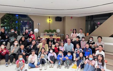 打卡武汉中心书城，众多读者在书香中过节