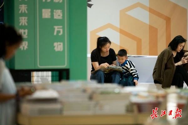 打卡武汉中心书城，众多读者在书香中过节