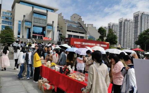 十堰市图书馆红色主题连环画展受到欢迎