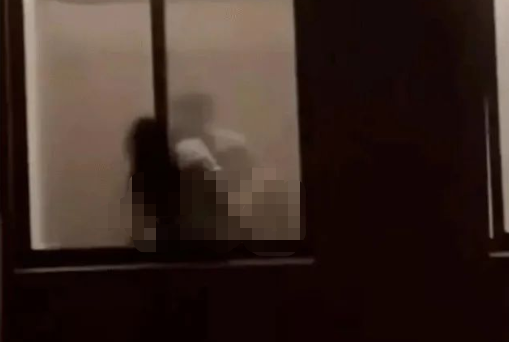 1683683310645af7eeeef12463979.png 大学食堂情侣脱衣喂奶,不雅视频全网疯传:伤风败俗!