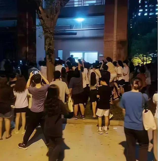 大学食堂情侣脱衣喂奶,不雅视频全网疯传:伤风败俗!