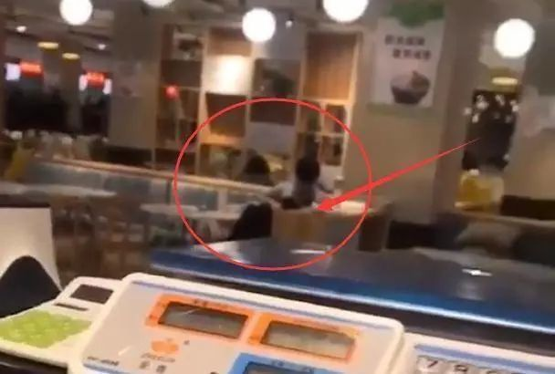 1683683152645af7502753b605694.png 大学食堂情侣脱衣喂奶,不雅视频全网疯传:伤风败俗!