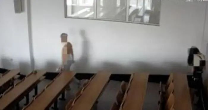 大学食堂情侣脱衣喂奶,不雅视频全网疯传:伤风败俗!