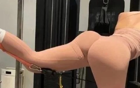 “E杯+臀围1米，在冲浪圈什么水平？?”