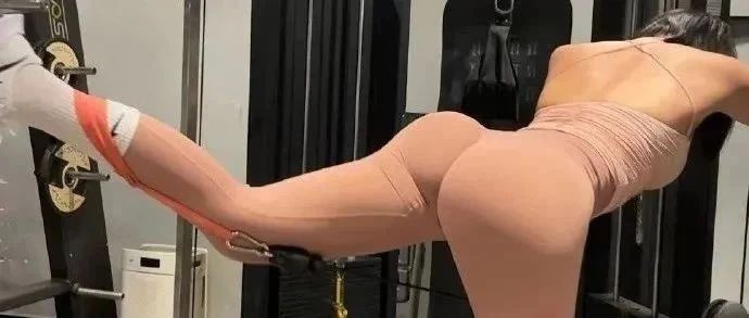 “E杯+臀围1米，在冲浪圈什么水平？?”