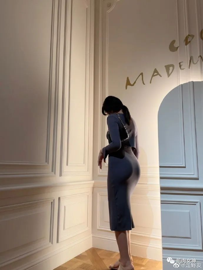 “E杯+臀围1米，在冲浪圈什么水平？?”