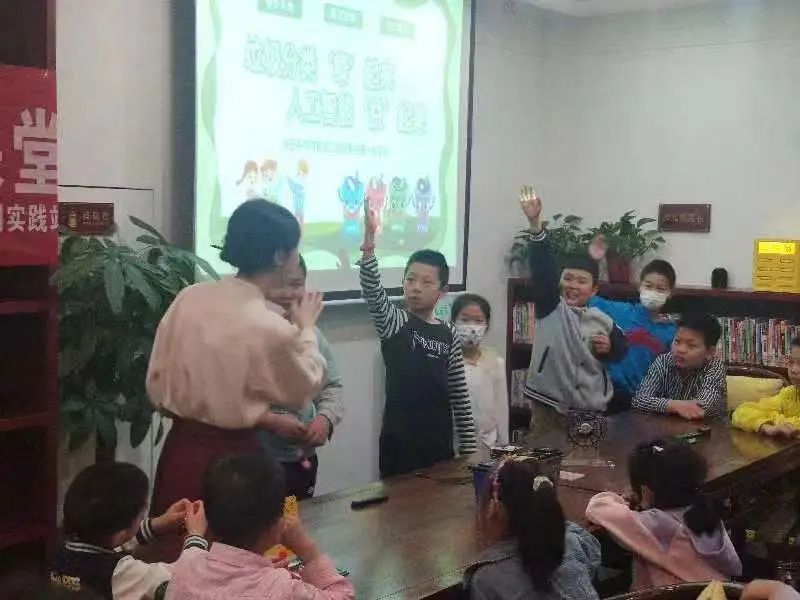 益智科普,绿色生活:襄阳市图书馆昭明书房小读者“解锁”智能垃圾桶