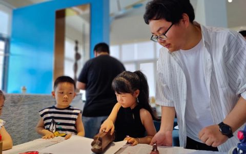 襄阳市图书馆襄阳府城图刻版拓印亲子体验活动开始啦！