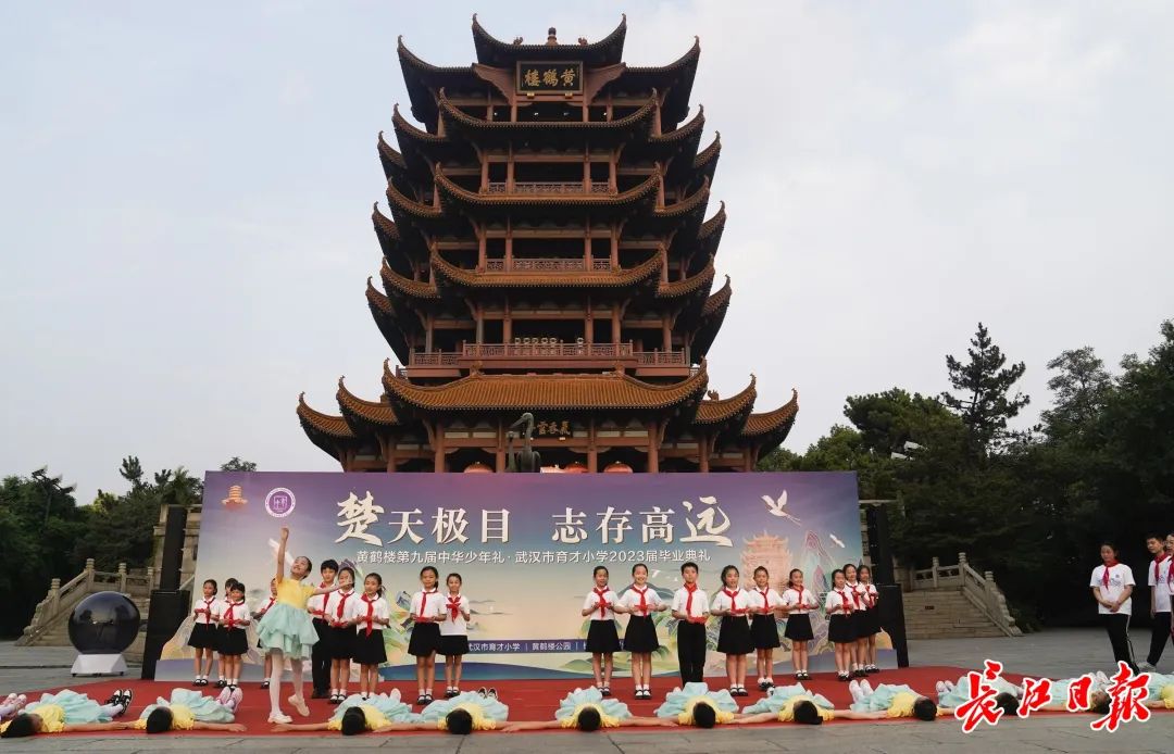 黄鹤楼前,孩子们写下给30岁自己的寄语