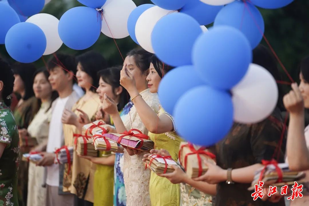 黄鹤楼前,孩子们写下给30岁自己的寄语