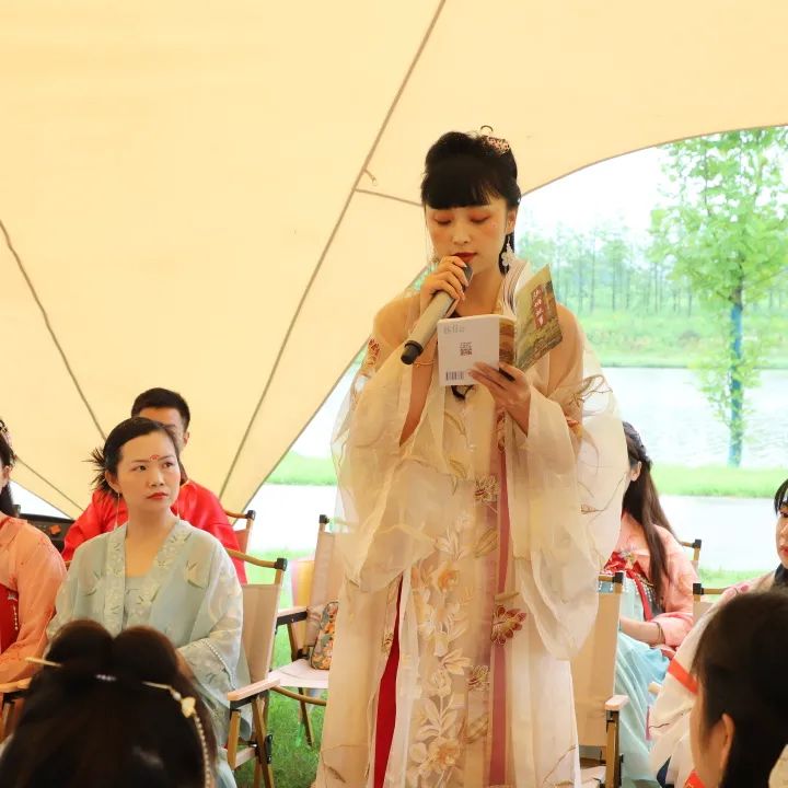 赏龙湖景  读圣贤书 ——宜都“相约乡读”走进龙湖湿地公园