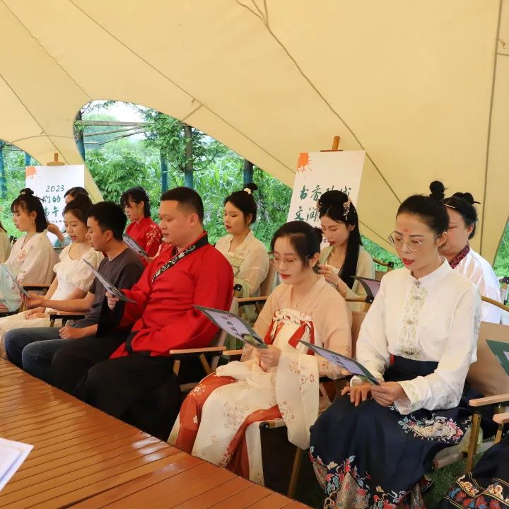 赏龙湖景  读圣贤书 ——宜都“相约乡读”走进龙湖湿地公园