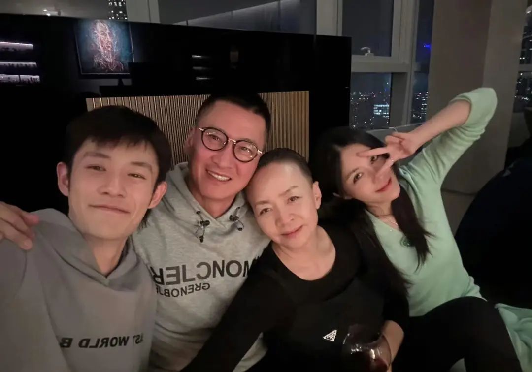 宋丹丹邀众星豪宅内聚会!周杰喝得满脸通红,郑恺紧拥苏芒不避嫌