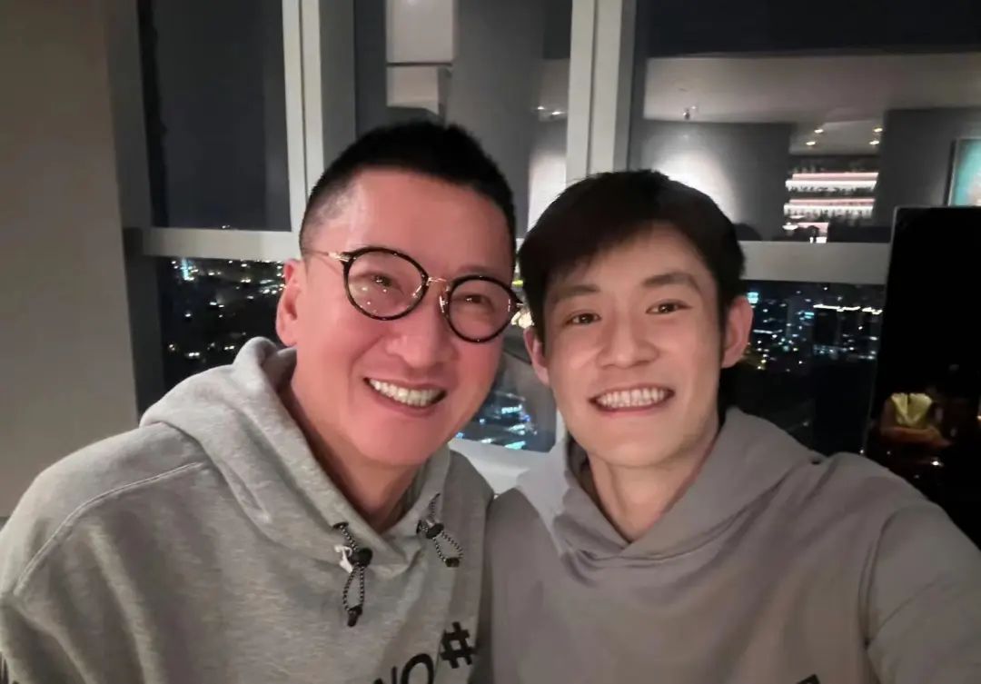 宋丹丹邀众星豪宅内聚会!周杰喝得满脸通红,郑恺紧拥苏芒不避嫌