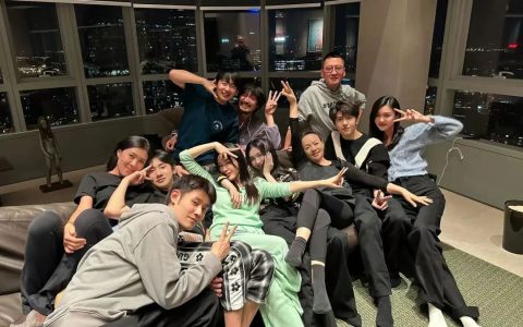 宋丹丹邀众星豪宅内聚会！周杰喝得满脸通红，郑恺紧拥苏芒不避嫌