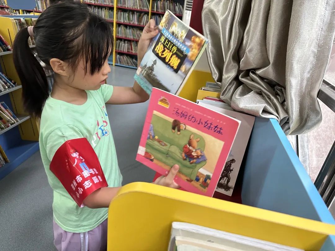 随图首批“小小志愿者”上岗啦!快来看看都有谁…