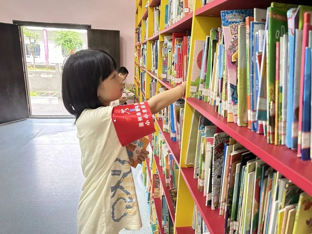 随图首批“小小志愿者”上岗啦!快来看看都有谁…