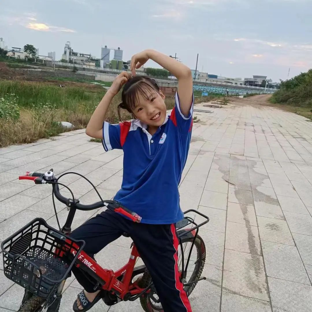 随图首批“小小志愿者”上岗啦!快来看看都有谁…