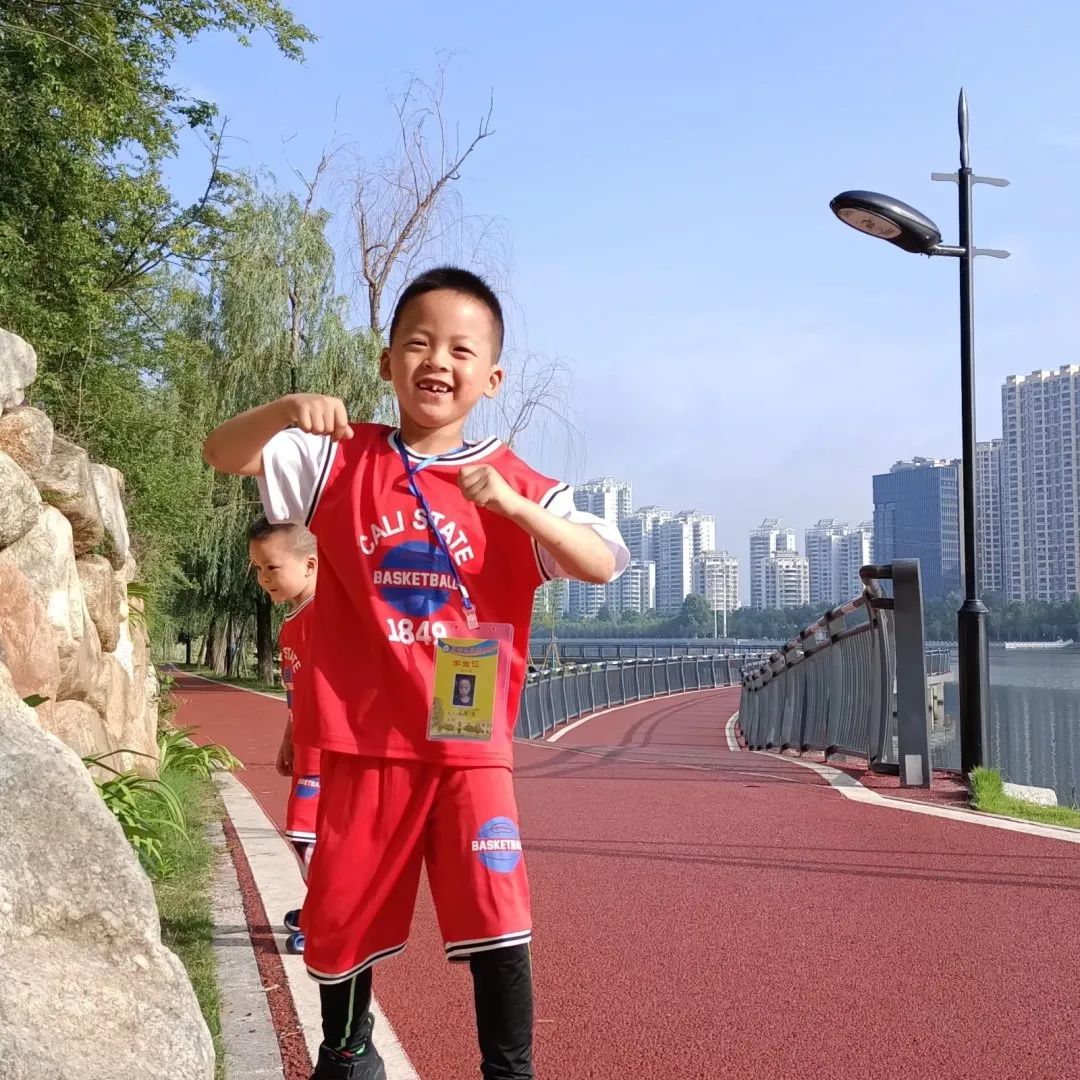 随图首批“小小志愿者”上岗啦!快来看看都有谁…