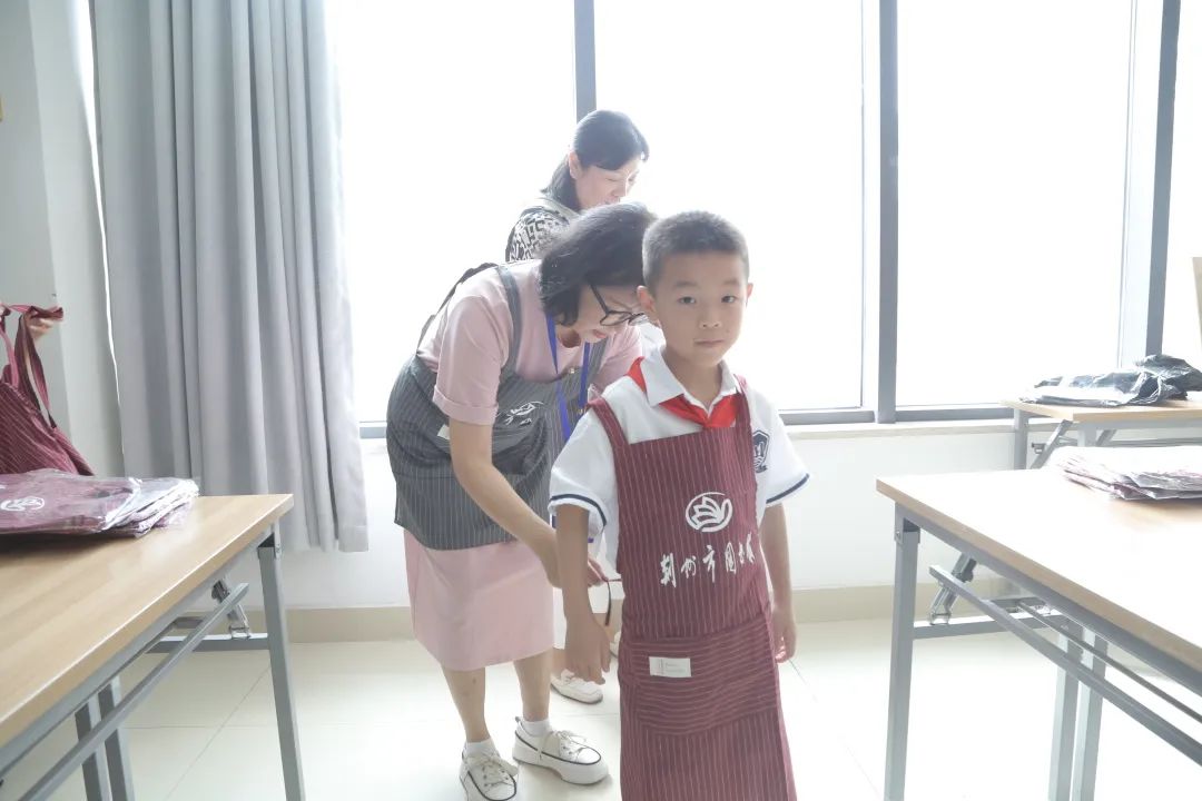 “粽”情荆图 “粽”享好时光：荆州市图书馆联合红门路学校开展端午包粽子活动