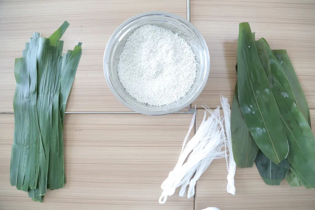 “粽”情荆图 “粽”享好时光：荆州市图书馆联合红门路学校开展端午包粽子活动