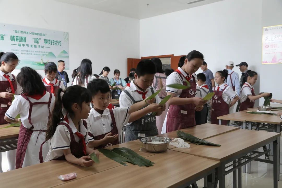 “粽”情荆图 “粽”享好时光：荆州市图书馆联合红门路学校开展端午包粽子活动