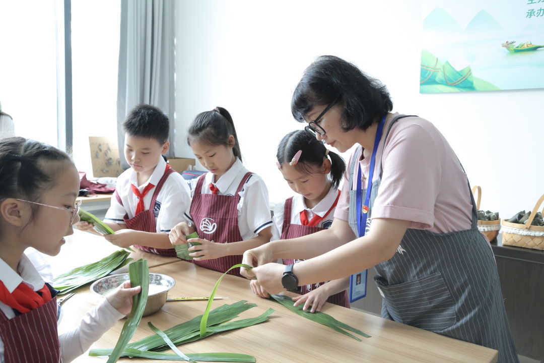“粽”情荆图 “粽”享好时光：荆州市图书馆联合红门路学校开展端午包粽子活动