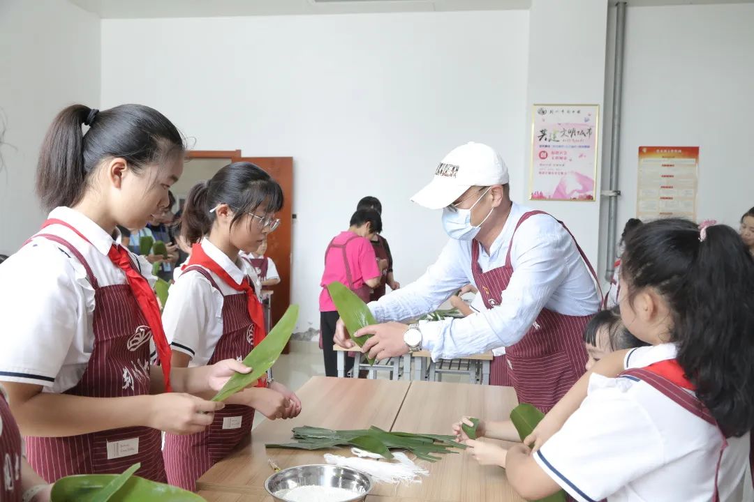 “粽”情荆图 “粽”享好时光：荆州市图书馆联合红门路学校开展端午包粽子活动