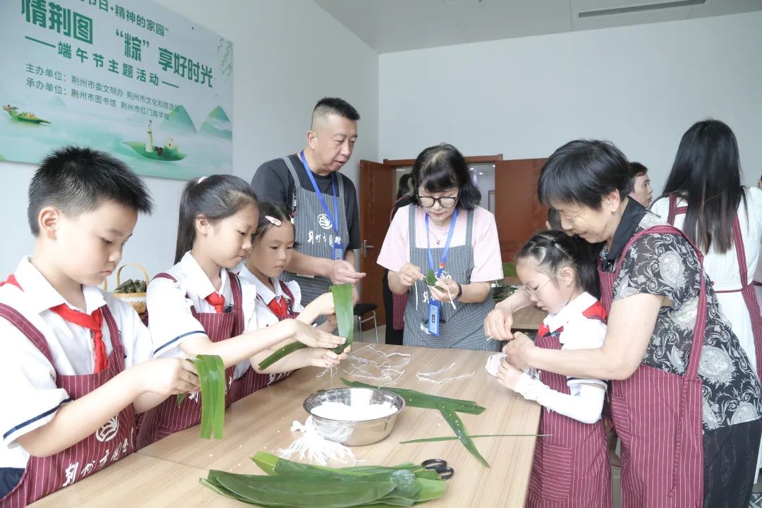 “粽”情荆图 “粽”享好时光：荆州市图书馆联合红门路学校开展端午包粽子活动