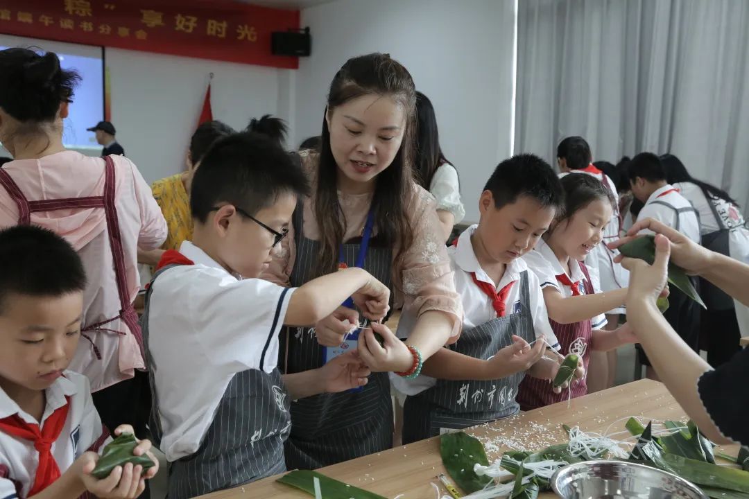 “粽”情荆图 “粽”享好时光：荆州市图书馆联合红门路学校开展端午包粽子活动