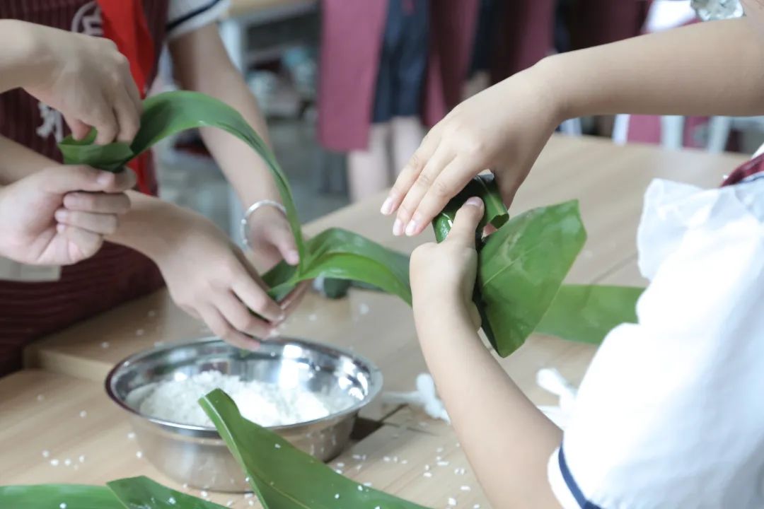 “粽”情荆图 “粽”享好时光：荆州市图书馆联合红门路学校开展端午包粽子活动