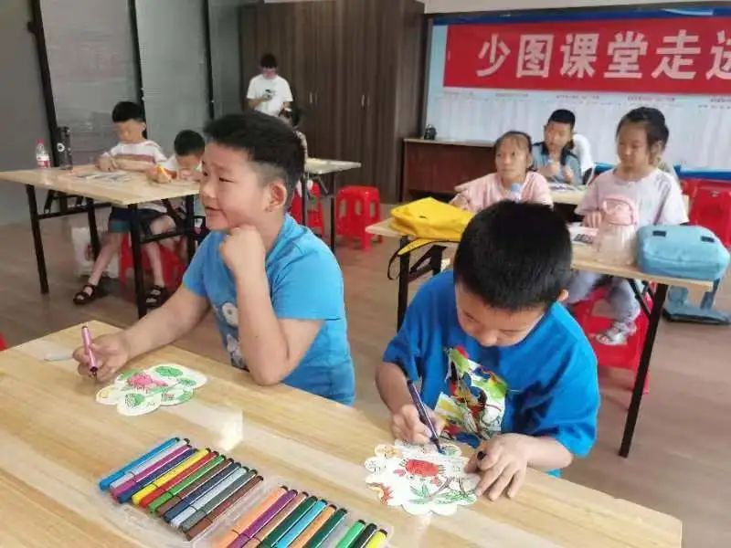 襄阳市图书馆书香夏令营:“少图课堂”走进营盘城市书房