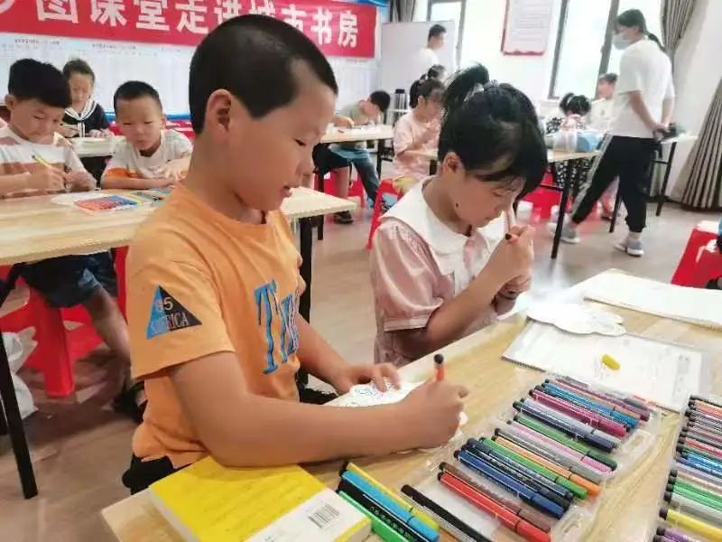 襄阳市图书馆书香夏令营:“少图课堂”走进营盘城市书房