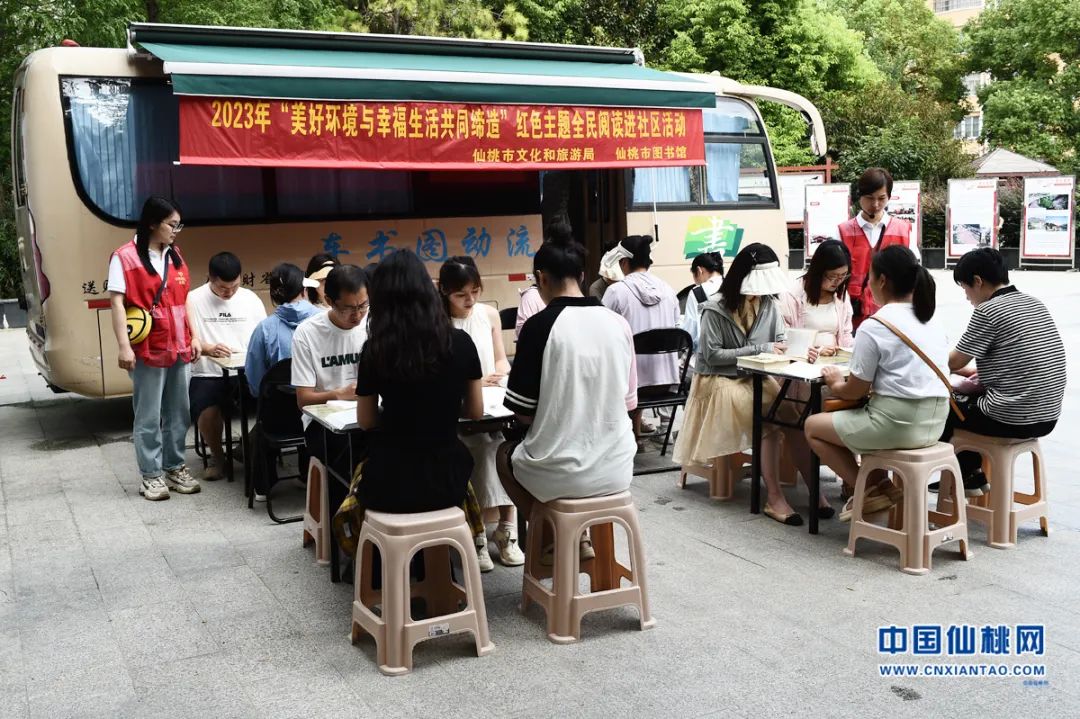 仙桃市图书馆走进干河街道德政园社区开展“美好环境与幸福生活共同缔造”红色主题全民阅读活动