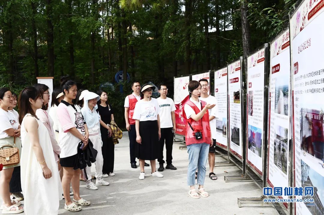 仙桃市图书馆走进干河街道德政园社区开展“美好环境与幸福生活共同缔造”红色主题全民阅读活动