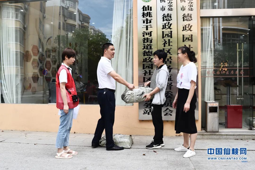 仙桃市图书馆走进干河街道德政园社区开展“美好环境与幸福生活共同缔造”红色主题全民阅读活动