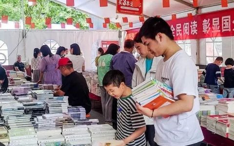 利川举办“文明新利川·书香润凉城”的全民阅读图书惠民活动