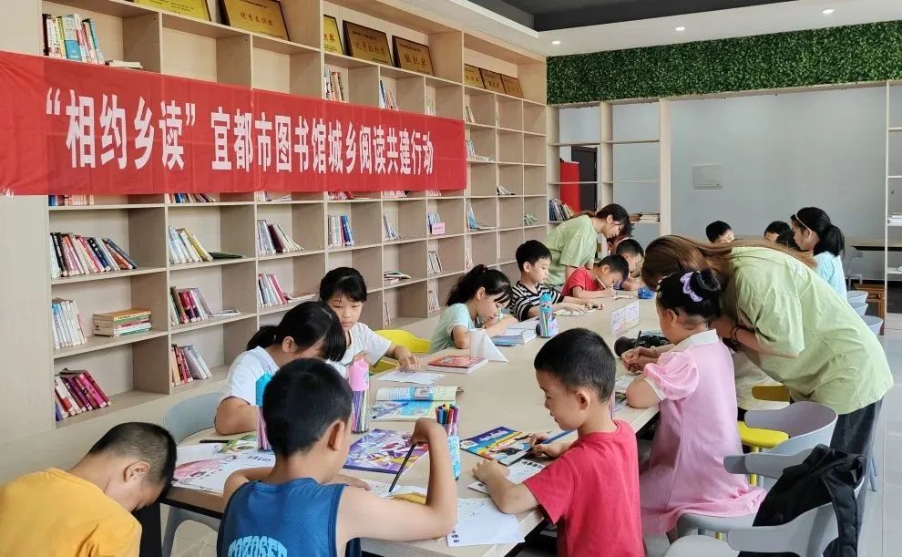 宜都市图书馆“相约乡读”走进聂家河镇希望家园