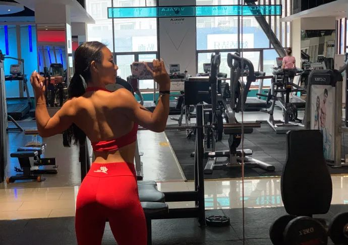 38E+120cm臀围,这样的女私教堪称性感尤物!