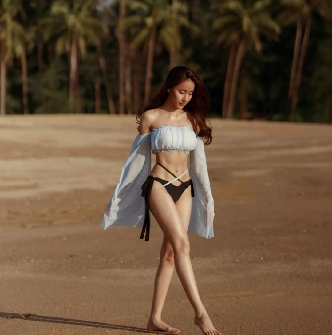 穿泳装的女神级学霸,撩翻百万网友