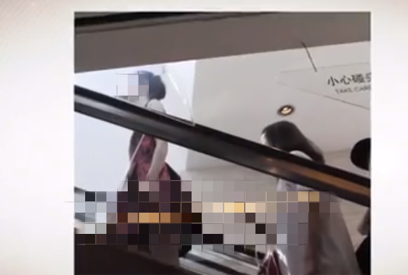 张含韵下体走光,现场照片流出,网友炸了:无耻!