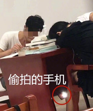 张含韵下体走光,现场照片流出,网友炸了:无耻!