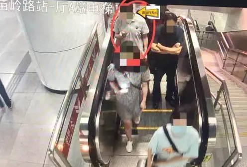 张含韵下体走光,现场照片流出,网友炸了:无耻!