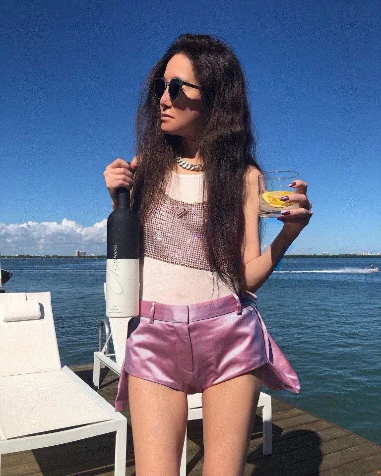 70岁刘晓庆再演新婚少女,但这次,我骂不出口......