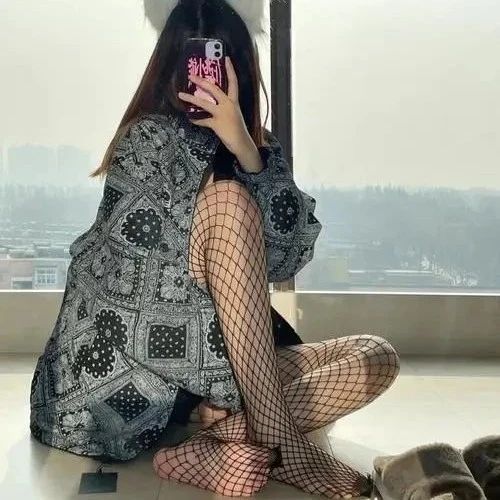 看我女友黑丝！高校男生群发女友擦边照