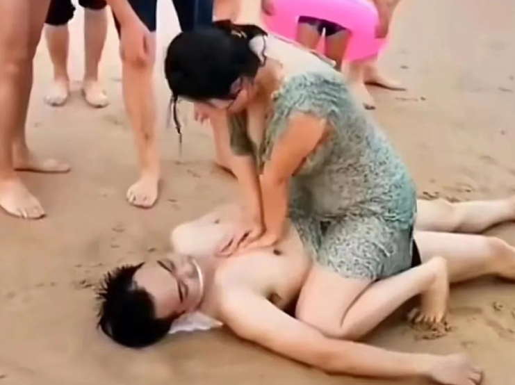 一段山东女子“泳衣救人”视频曝光:袒胸露臂秀事业线,又是反转?